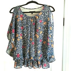 🌸 Sara Michelle grey and flower top.